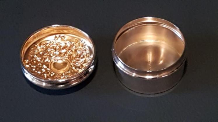Victorian Silver Floral Design Pill Box - Image 4