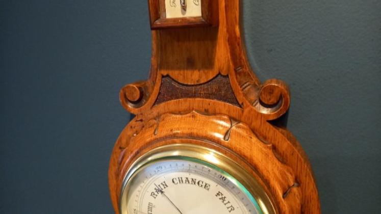 Small Victorian Polished Oak Banjo Barometer - Image 3