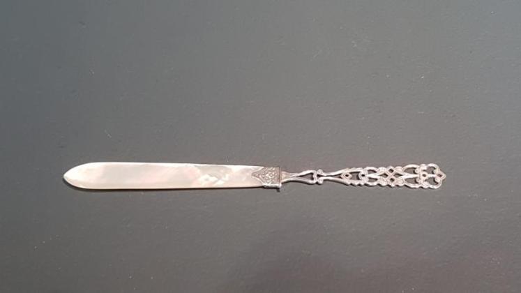 Fine Quality Silver and Mother of Pearl Paper Knife - Image 1