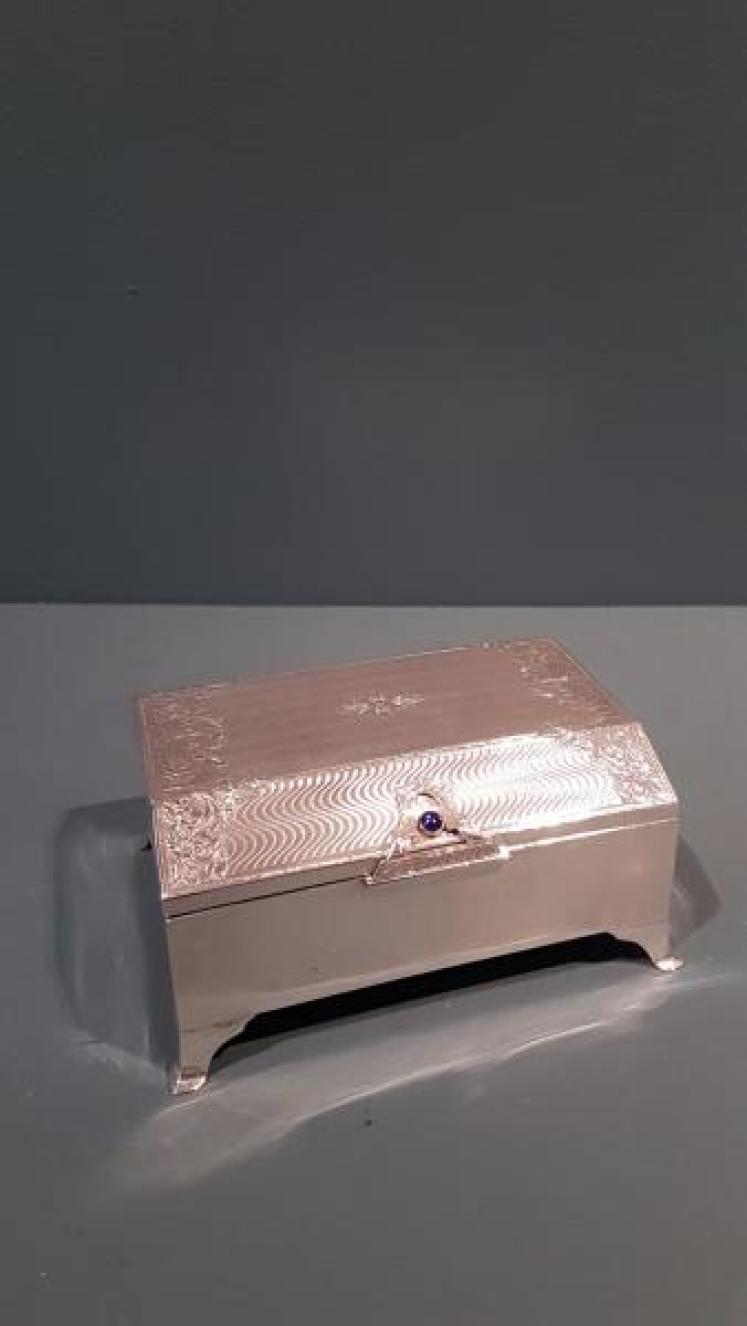 Fine Quality Walker and Hall Silver Jewel Box - Image 1
