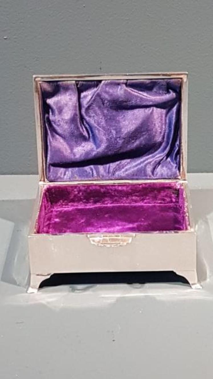 Fine Quality Walker and Hall Silver Jewel Box - Image 4