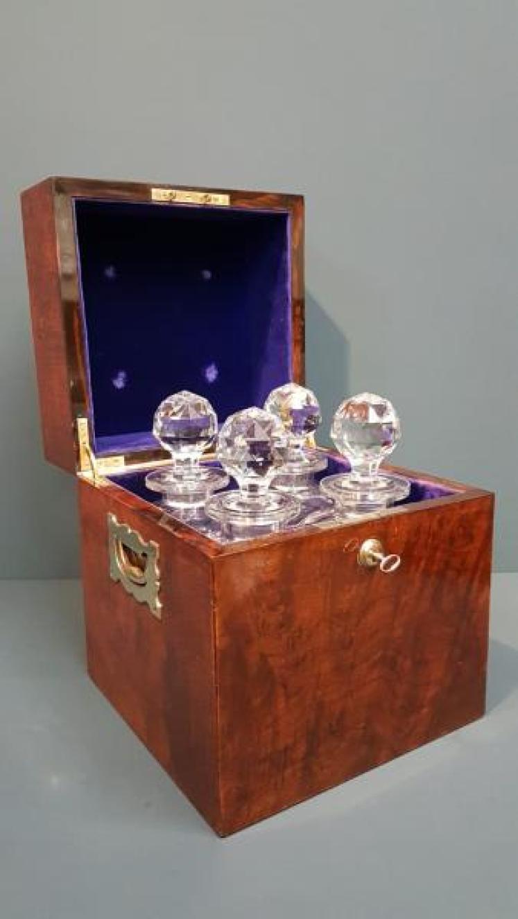 Fine Quality Victorian Walnut Decanter Box - Image 1