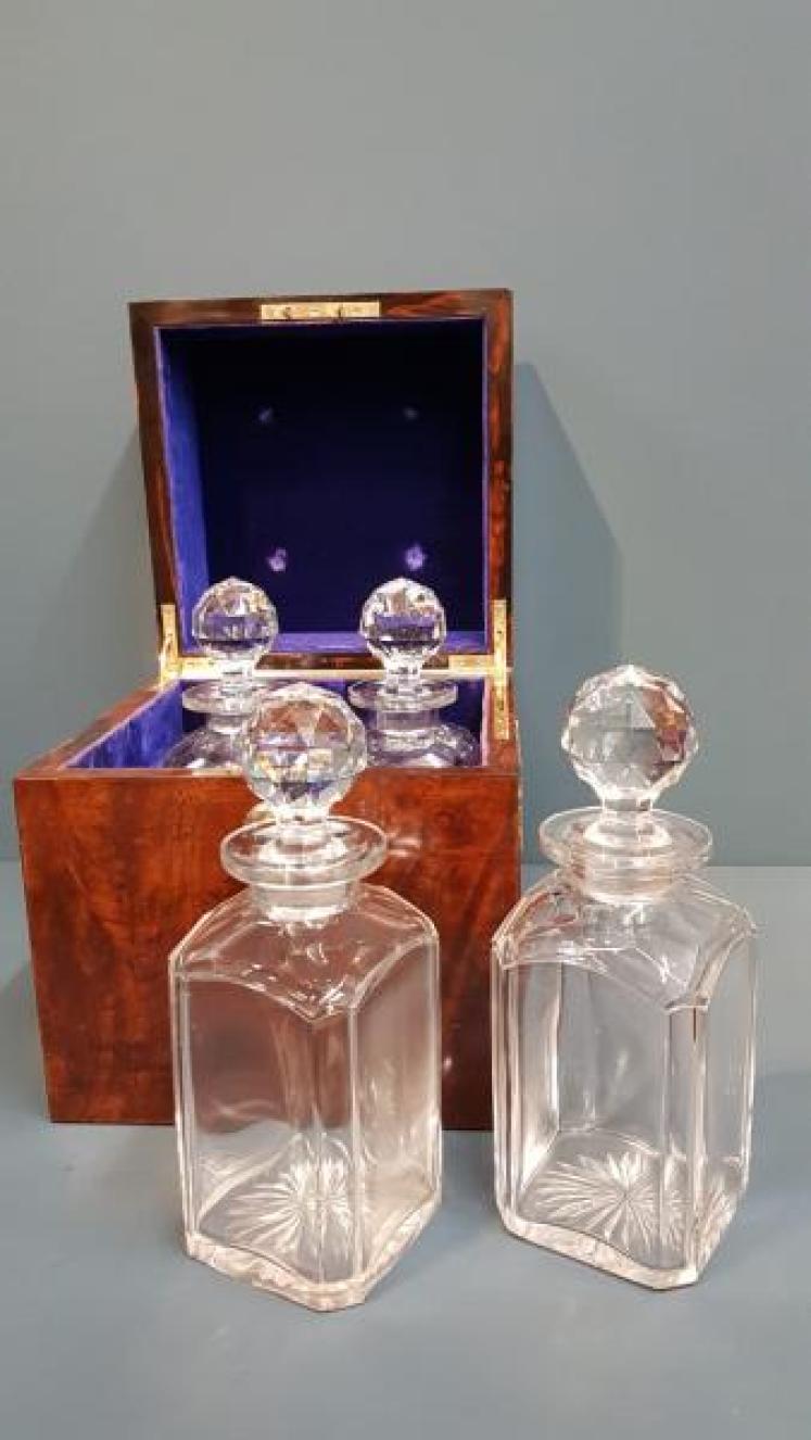 Fine Quality Victorian Walnut Decanter Box - Image 3