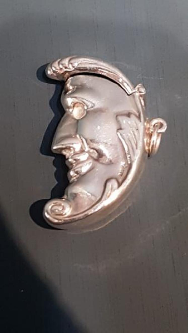 Silver Man in the Moon Vesta Case - Image 1