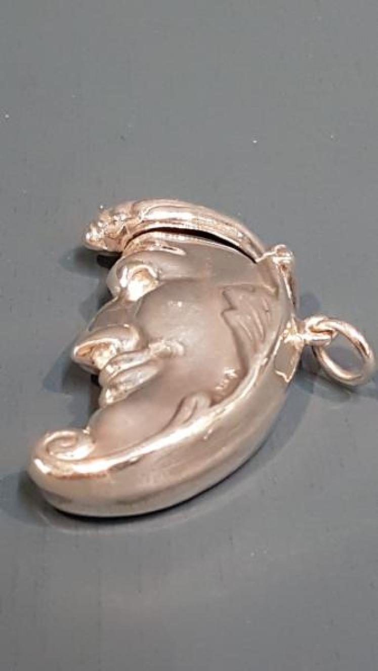 Silver Man in the Moon Vesta Case - Image 2