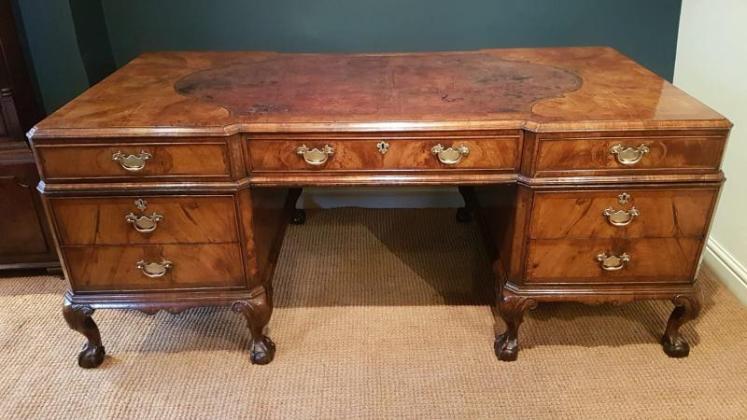 Fine Quality Edwardian Walnut Partners Desk - Image 1