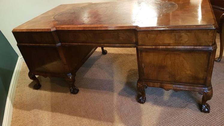 Fine Quality Edwardian Walnut Partners Desk - Image 5