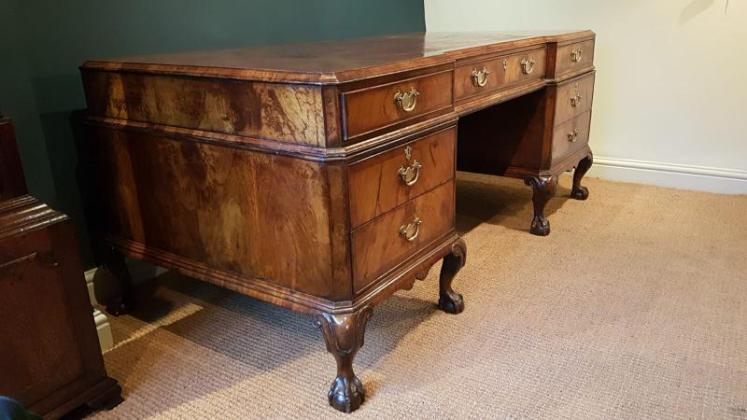 Fine Quality Edwardian Walnut Partners Desk - Image 6