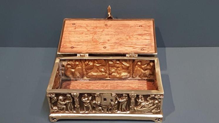 Victorian Cast Brass Casket - Image 4
