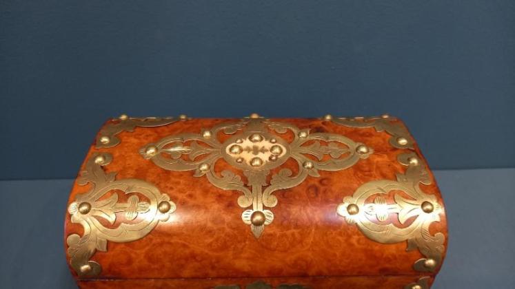 Mid Victorian Burr Walnut Domed Top Tea Caddy - Image 2
