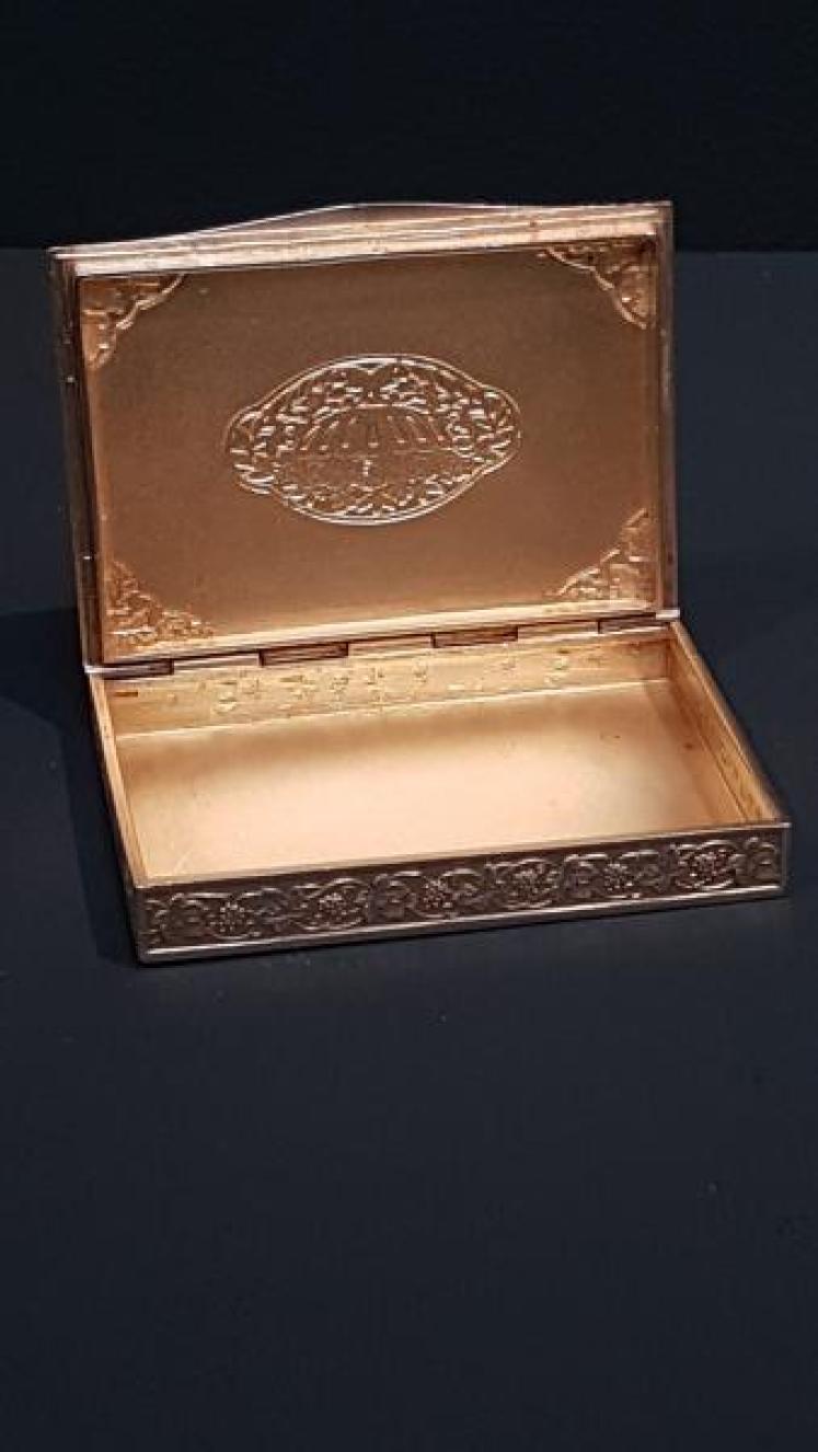 Outstanding Engine Turned Enamel Card Case - Image 4