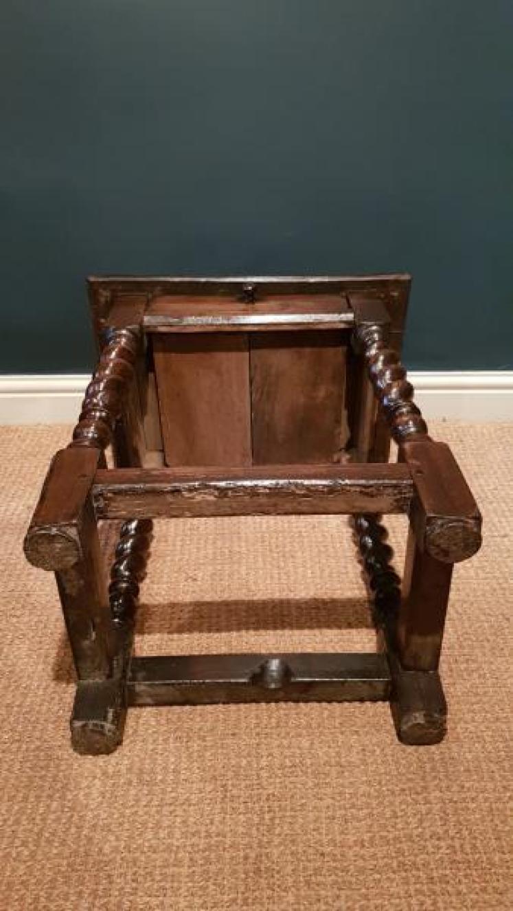 Small Proportioned William and Mary Period Oak Side Table - Image 5