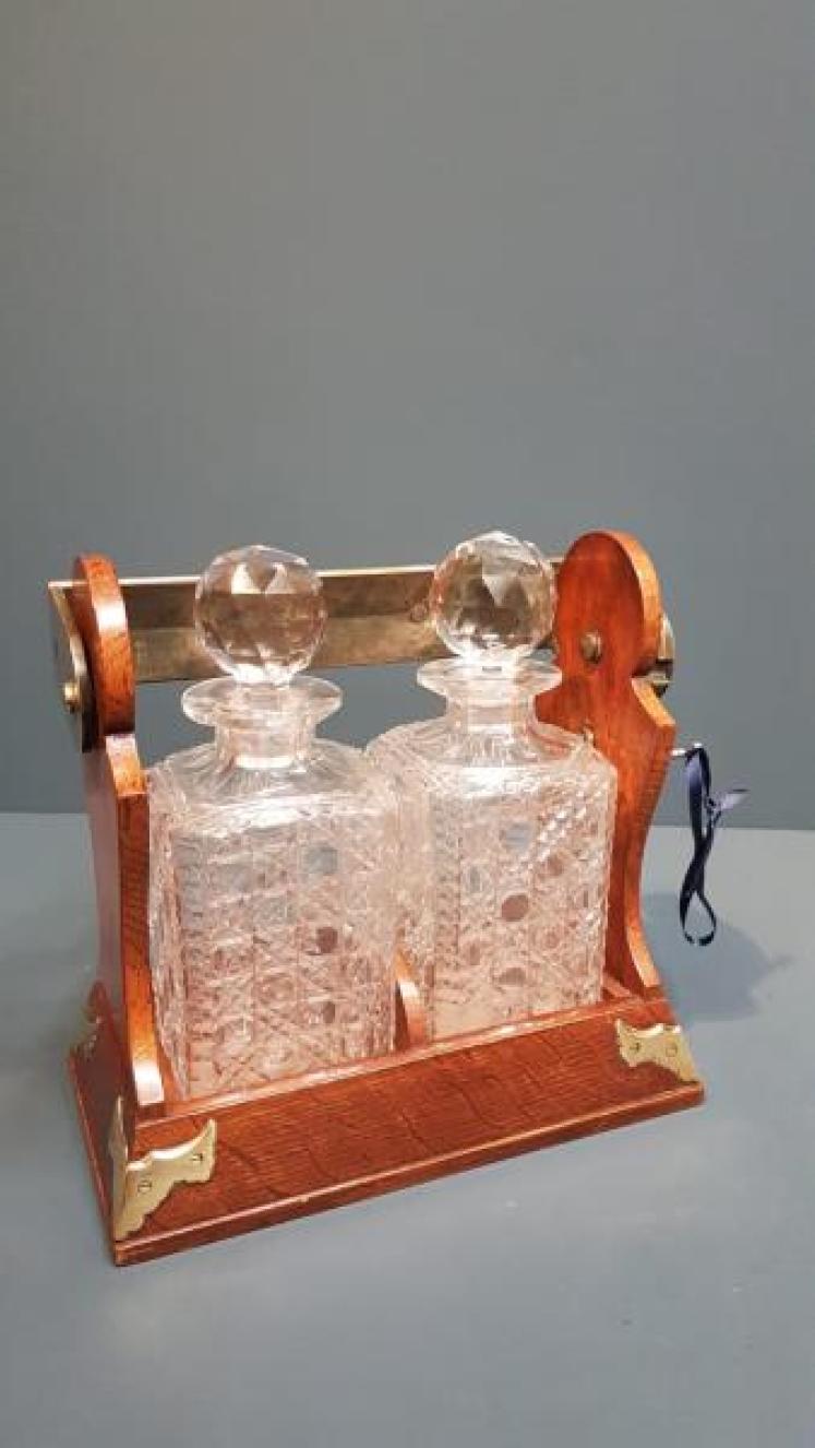 Atkinson Lancaster 2 Pint Bottle Tantalus - Image 2