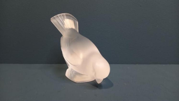 Lalique Opalescent Feeding Bird - Image 2
