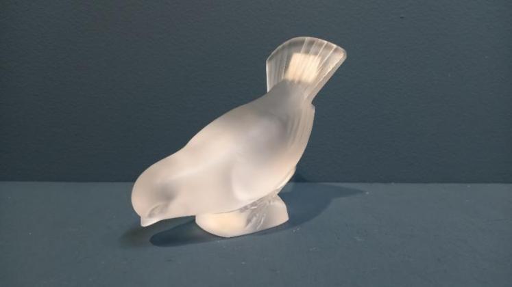 Lalique Opalescent Feeding Bird - Image 3