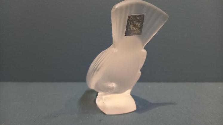 Lalique Opalescent Feeding Bird - Image 4