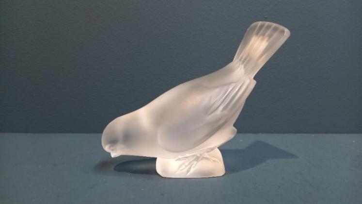 Lalique Opalescent Feeding Bird - Image 6