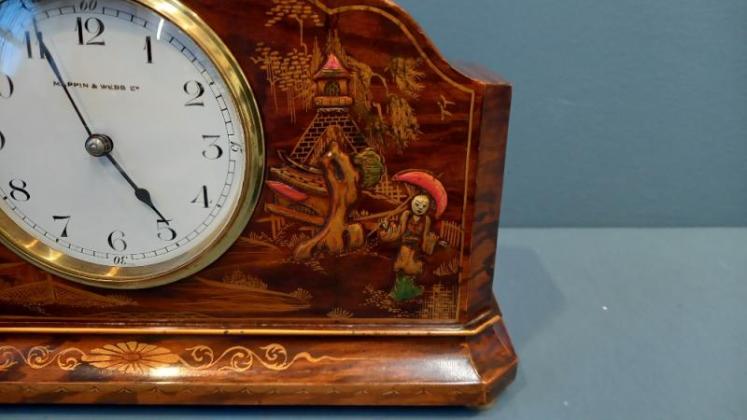 Edwardian Figured Walnut Chinoiserie Mantel Clock  - Image 4