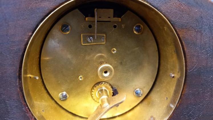 Edwardian Figured Walnut Chinoiserie Mantel Clock  - Image 6