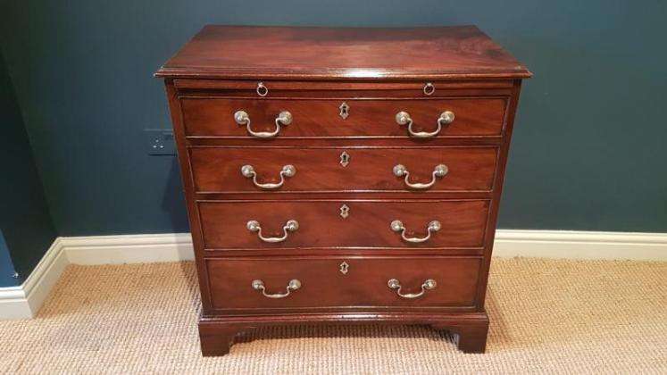 Small George III Mahogany Chest of Drawers with Brushing Slide - Image 1