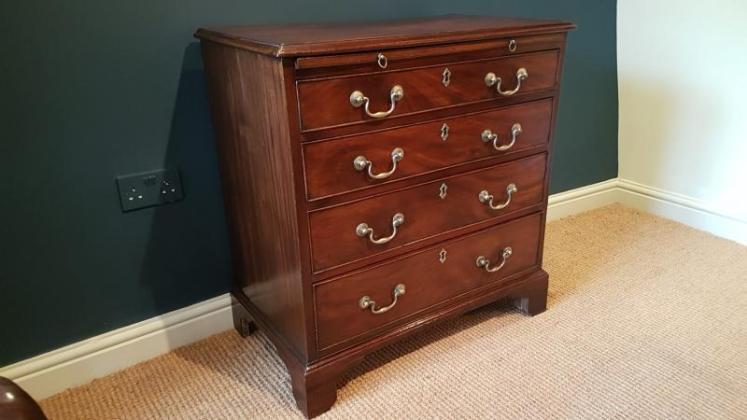 Small George III Mahogany Chest of Drawers with Brushing Slide - Image 2