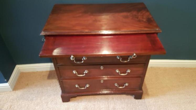 Small George III Mahogany Chest of Drawers with Brushing Slide - Image 4