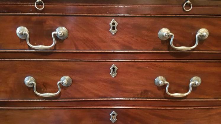 Small George III Mahogany Chest of Drawers with Brushing Slide - Image 5
