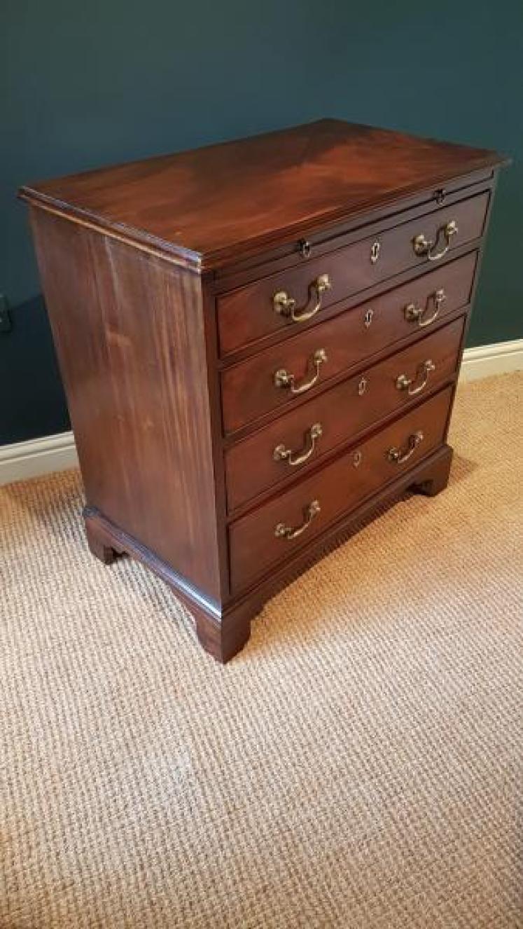 Small George III Mahogany Chest of Drawers with Brushing Slide - Image 7