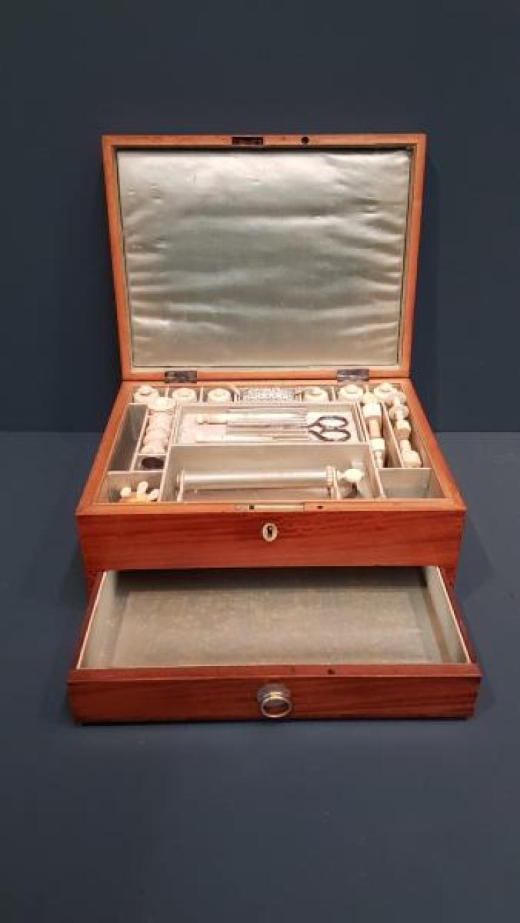 Fine Quality Victorian Satinwood Needlework Box - Image 1