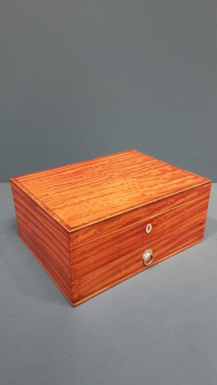 Fine Quality Victorian Satinwood Needlework Box - Image 4