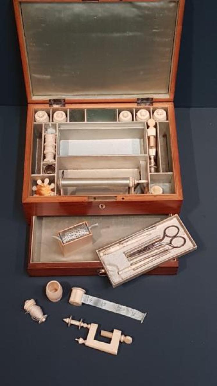 Fine Quality Victorian Satinwood Needlework Box - Image 5