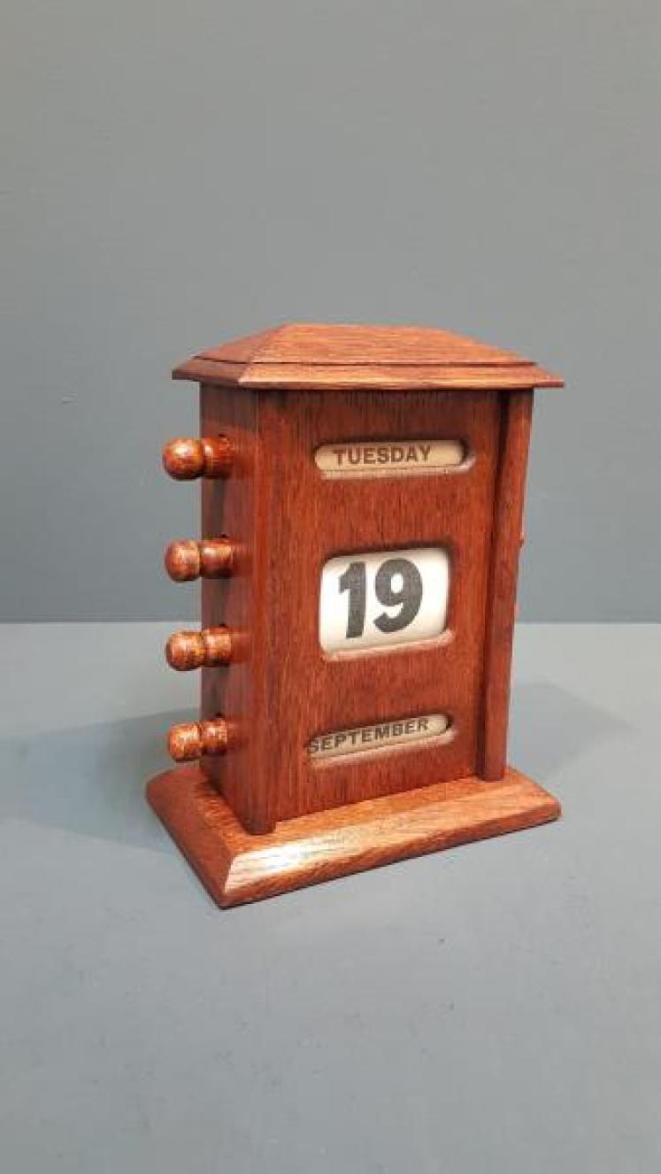 Edwardian Oak Perpetual Desk Calendar - Image 1