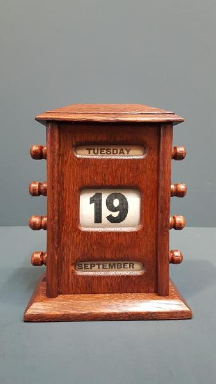 Edwardian Oak Perpetual Desk Calendar - Image 2