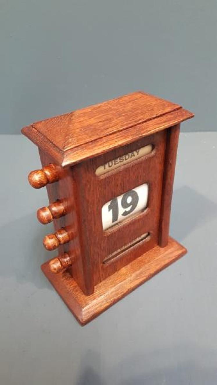Edwardian Oak Perpetual Desk Calendar - Image 5