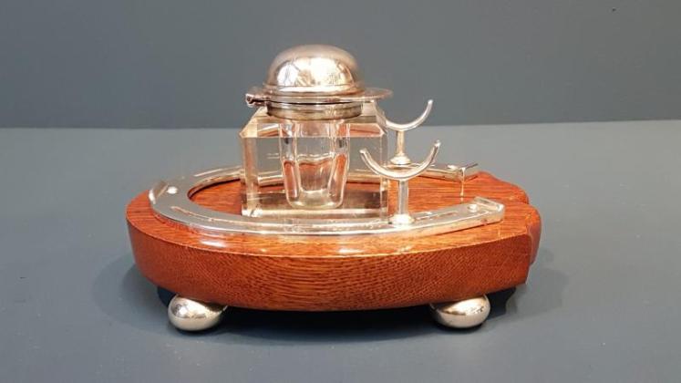 Victorian Oak Horse Racing Themed Pen & Inkstand - Image 2