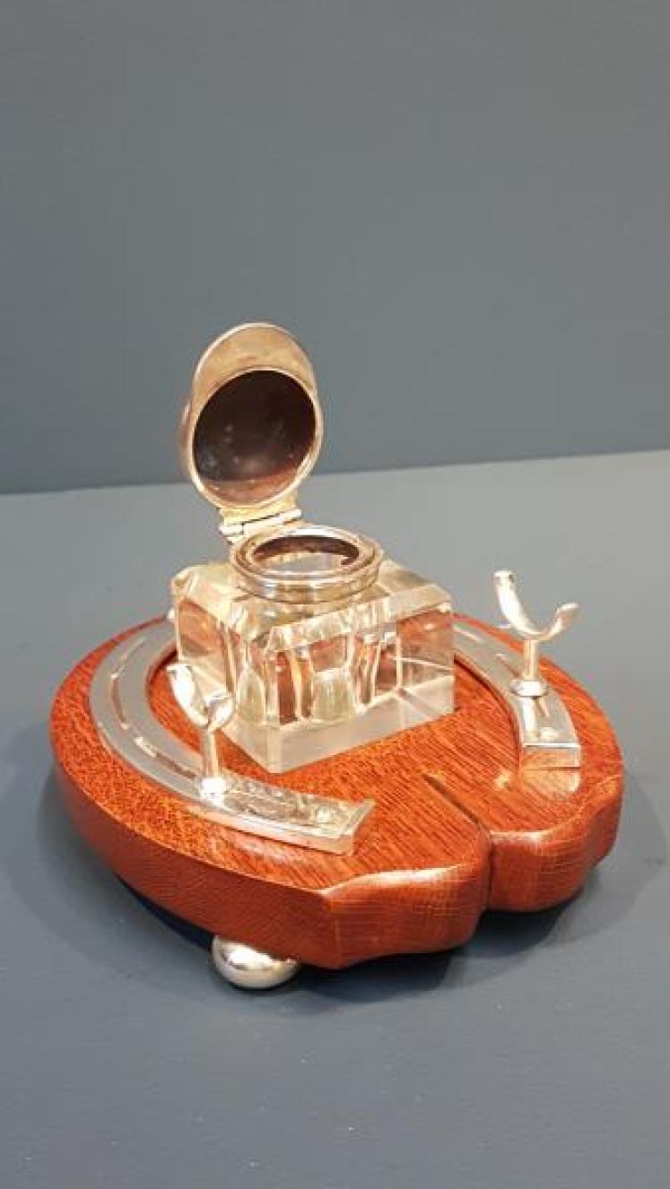 Victorian Oak Horse Racing Themed Pen & Inkstand - Image 5