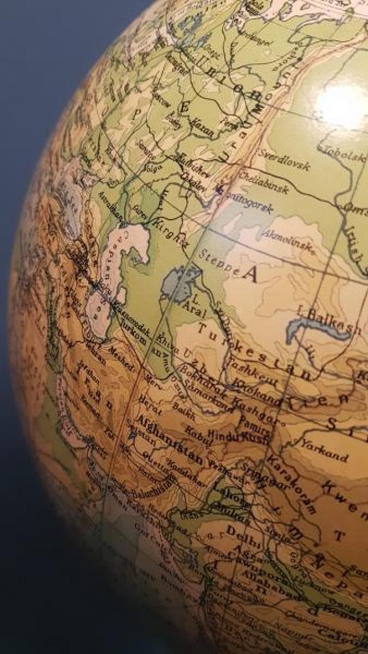 Outstanding Philips 14" Gesso Terrestrial Globe - Image 3
