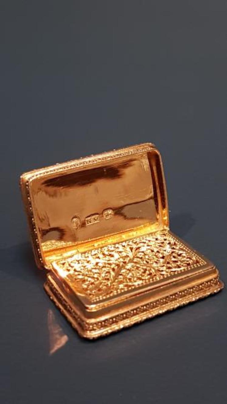 Outstanding Nathaniel Mills Silver Gilt Vinaigrette - Image 3