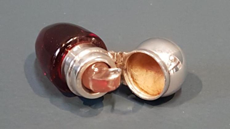 Victorian Cranberry and Silver Pocket Scent Bottle - Image 4