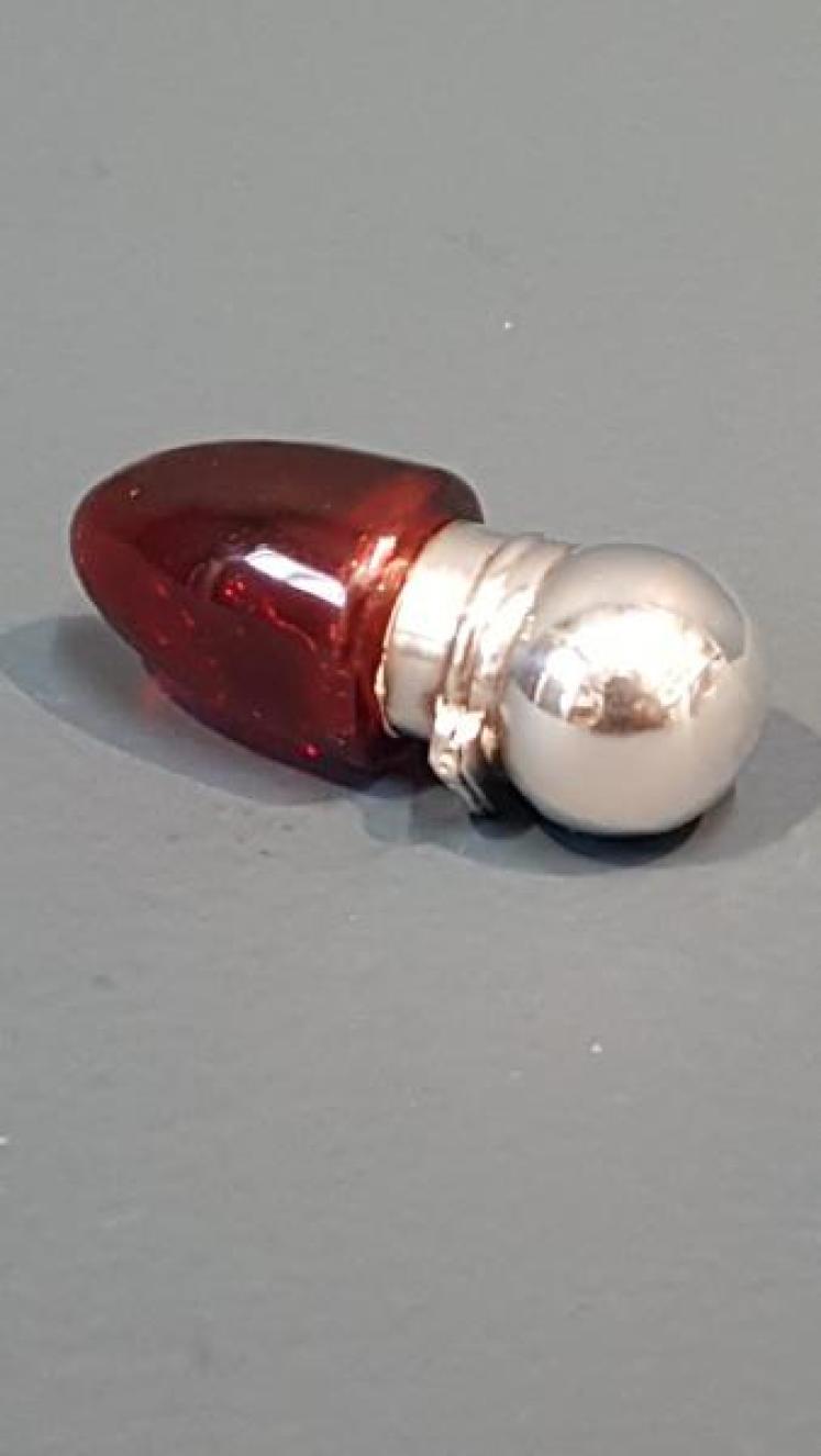 Victorian Cranberry and Silver Pocket Scent Bottle - Image 5