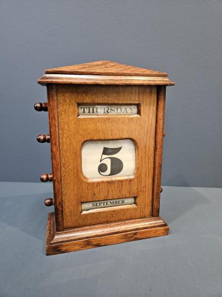 Large Late Victorian Golden Oak Perpetual Desk Calendar - Image 1