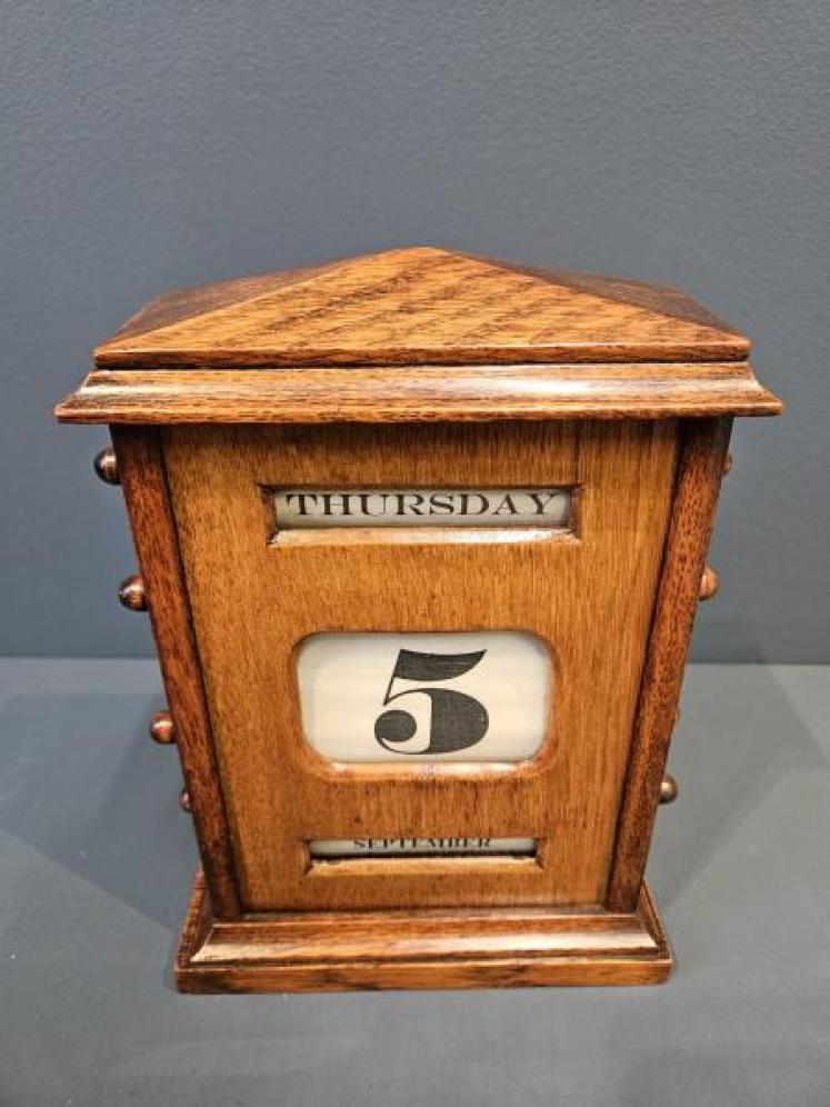 Large Late Victorian Golden Oak Perpetual Desk Calendar - Image 2