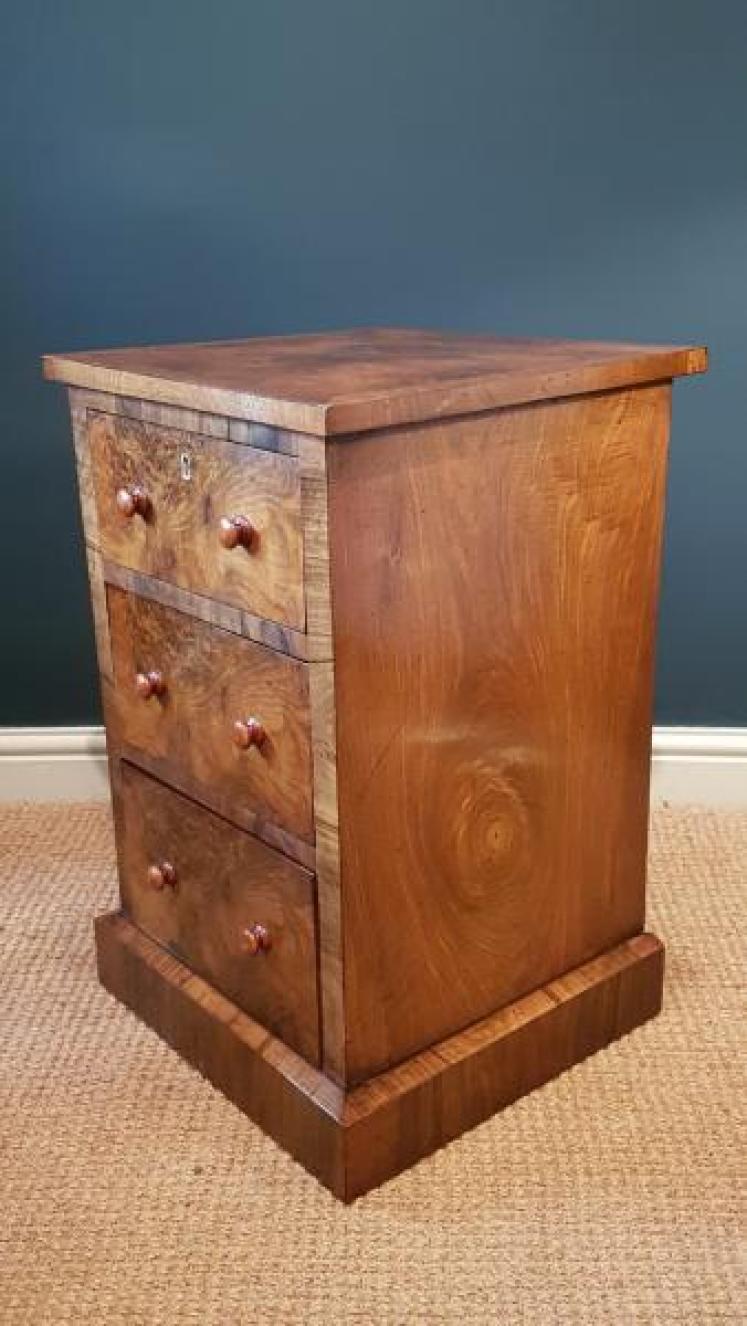 Matching Pair of Victorian Burr Walnut Bedside Chests - Image 3