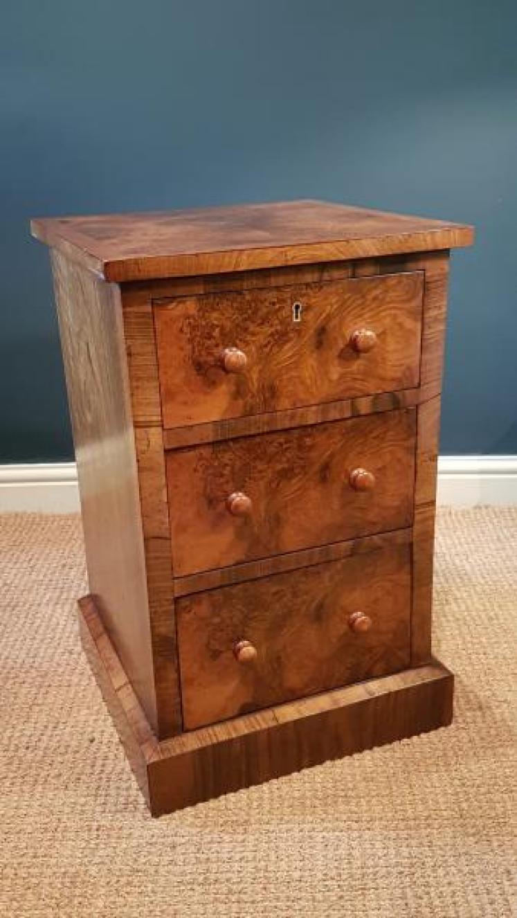 Matching Pair of Victorian Burr Walnut Bedside Chests - Image 5