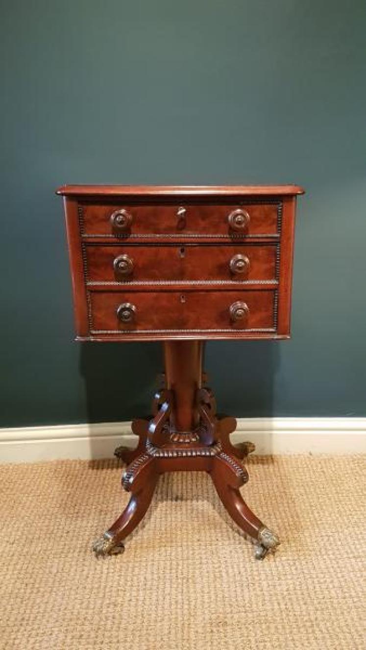 Fine Quality Regency Mahogany Lamp Table - Image 1