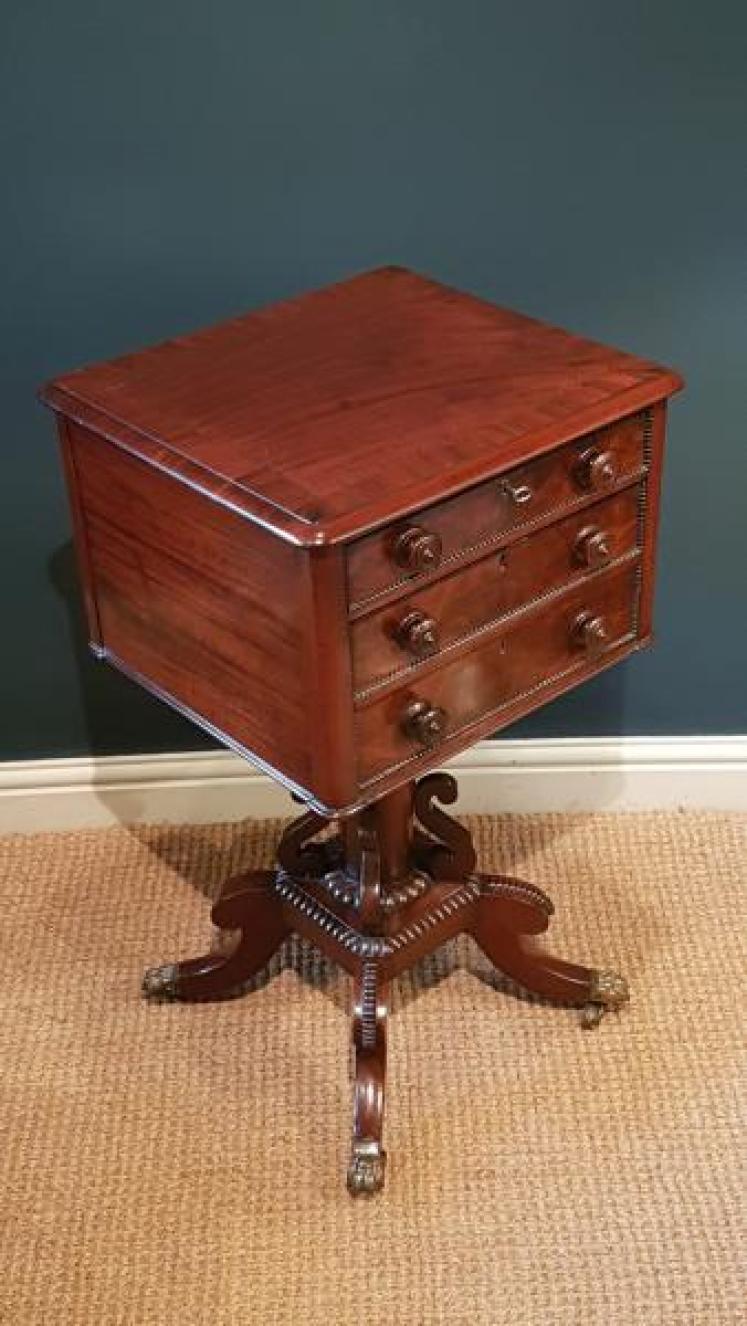 Fine Quality Regency Mahogany Lamp Table - Image 4