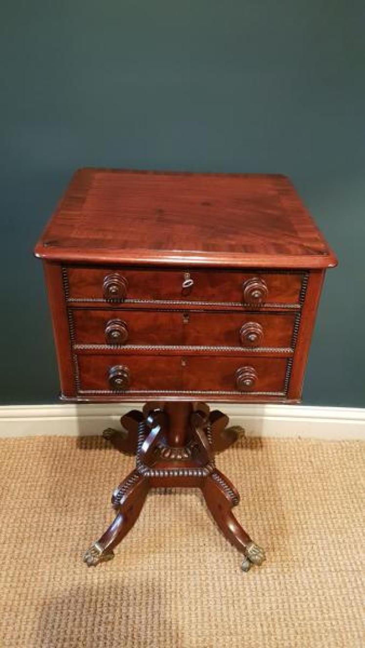 Fine Quality Regency Mahogany Lamp Table - Image 5