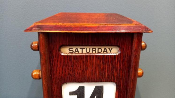 Edwardian Oak Perpetual Desk Calendar - Image 2