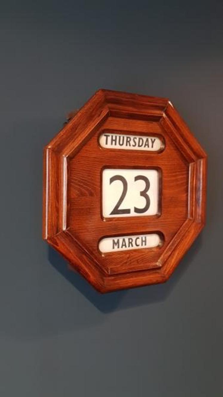 Immaculate Edwardian Oak Perpetual Wall Calendar  - Image 7