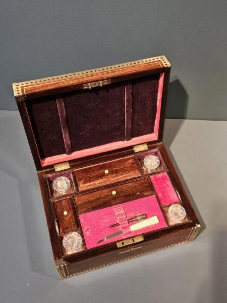 Early Victorian Rosewood and Brass Inlaid Travelling Box - Image 4